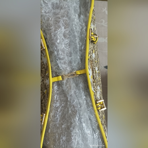 Combo: Authentic Michael Kors Jet Set Travel Signature Carryall Tote and Wallet - Picture 9 of 16